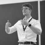 Dr. Luc Albrecht präsentiert auf der Bühne